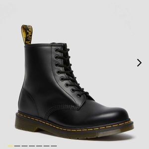 DOC MARTENS 1460 SMOOTH LEATHER LACE
UP BOOTS !!!